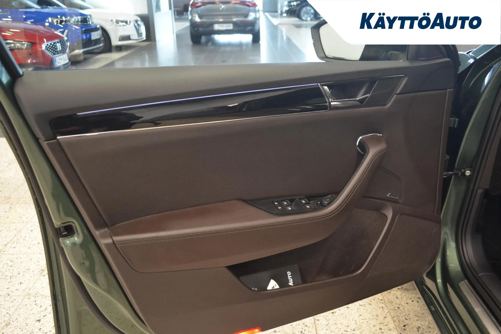 SKODA Superb XXH-263 carousel image