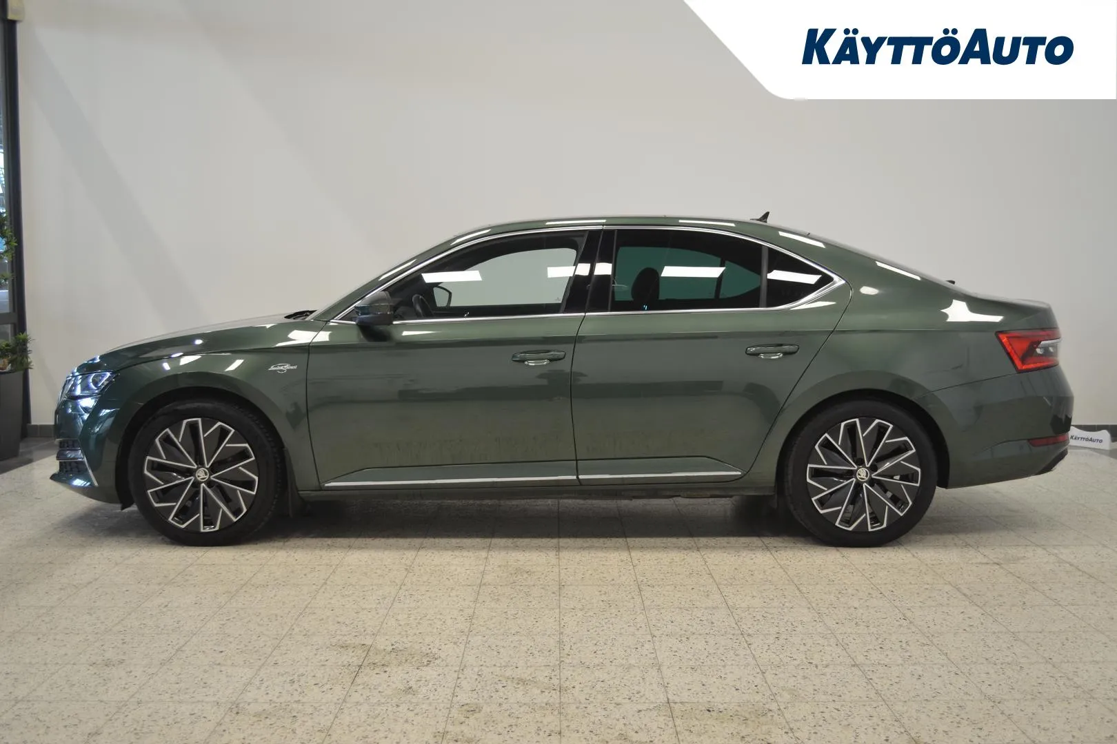 SKODA Superb XXH-263 carousel image