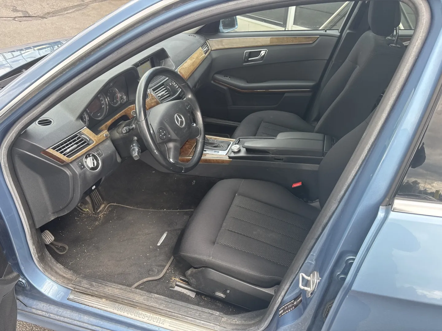 MERCEDES-BENZ E EMY-931 carousel image
