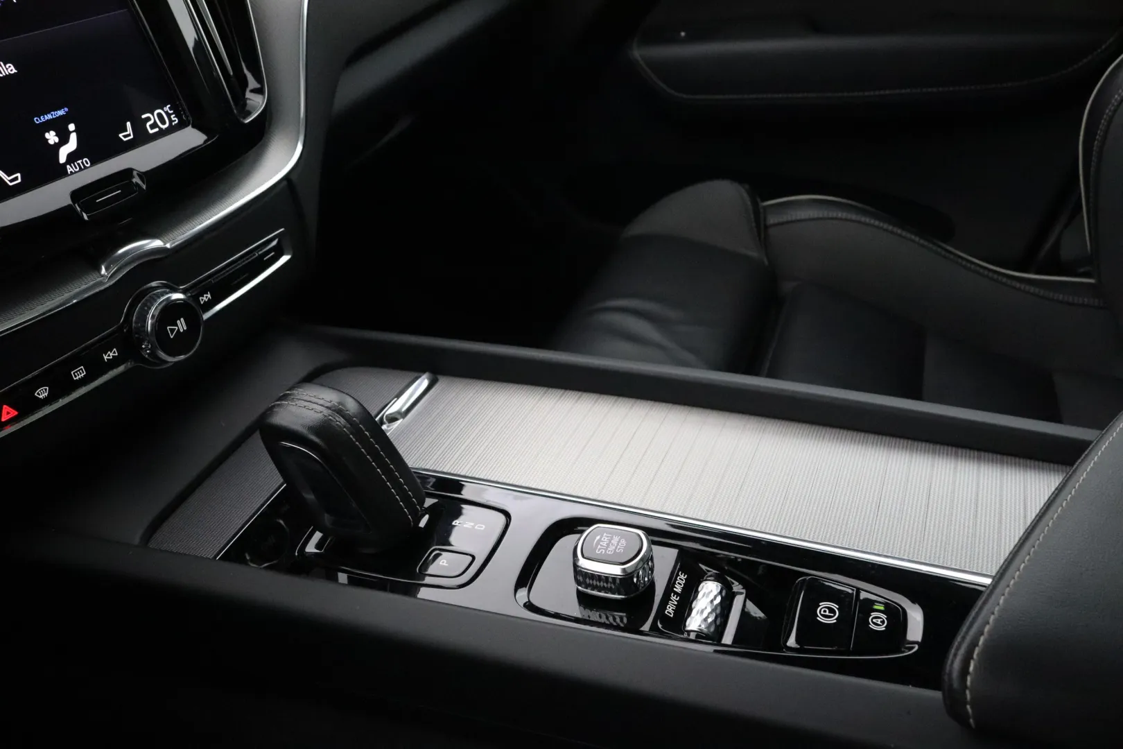 Volvo XC60 NLX-377 carousel image