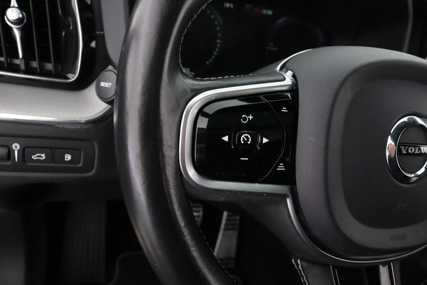 Volvo XC60 NLX-377 carousel image