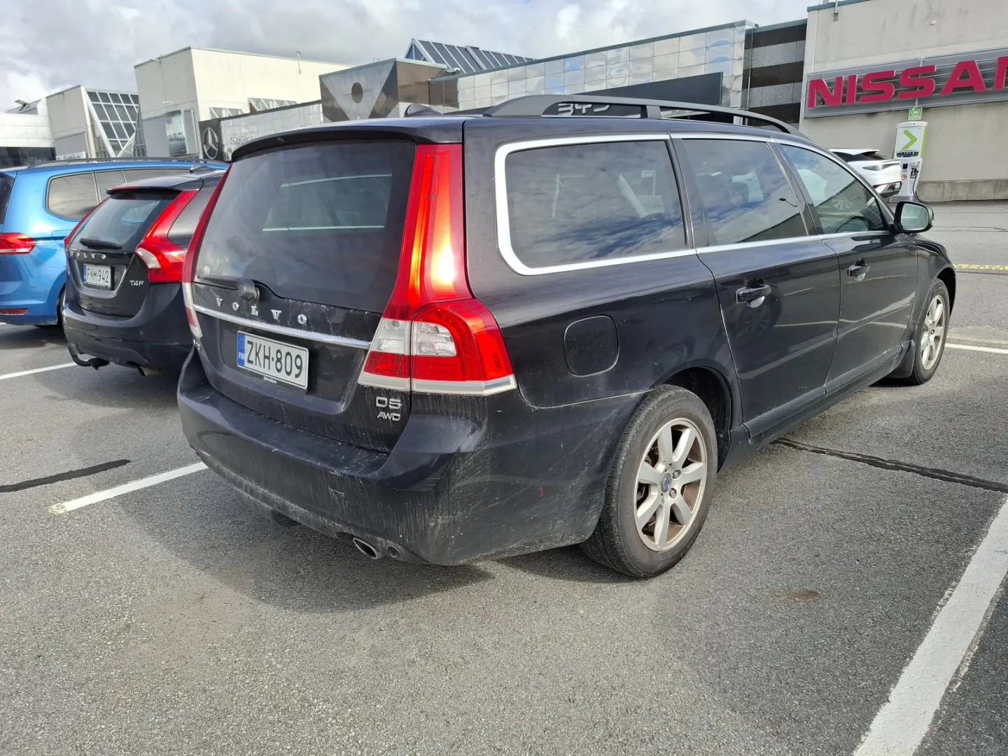 VOLVO V70 ZKH-809 carousel image