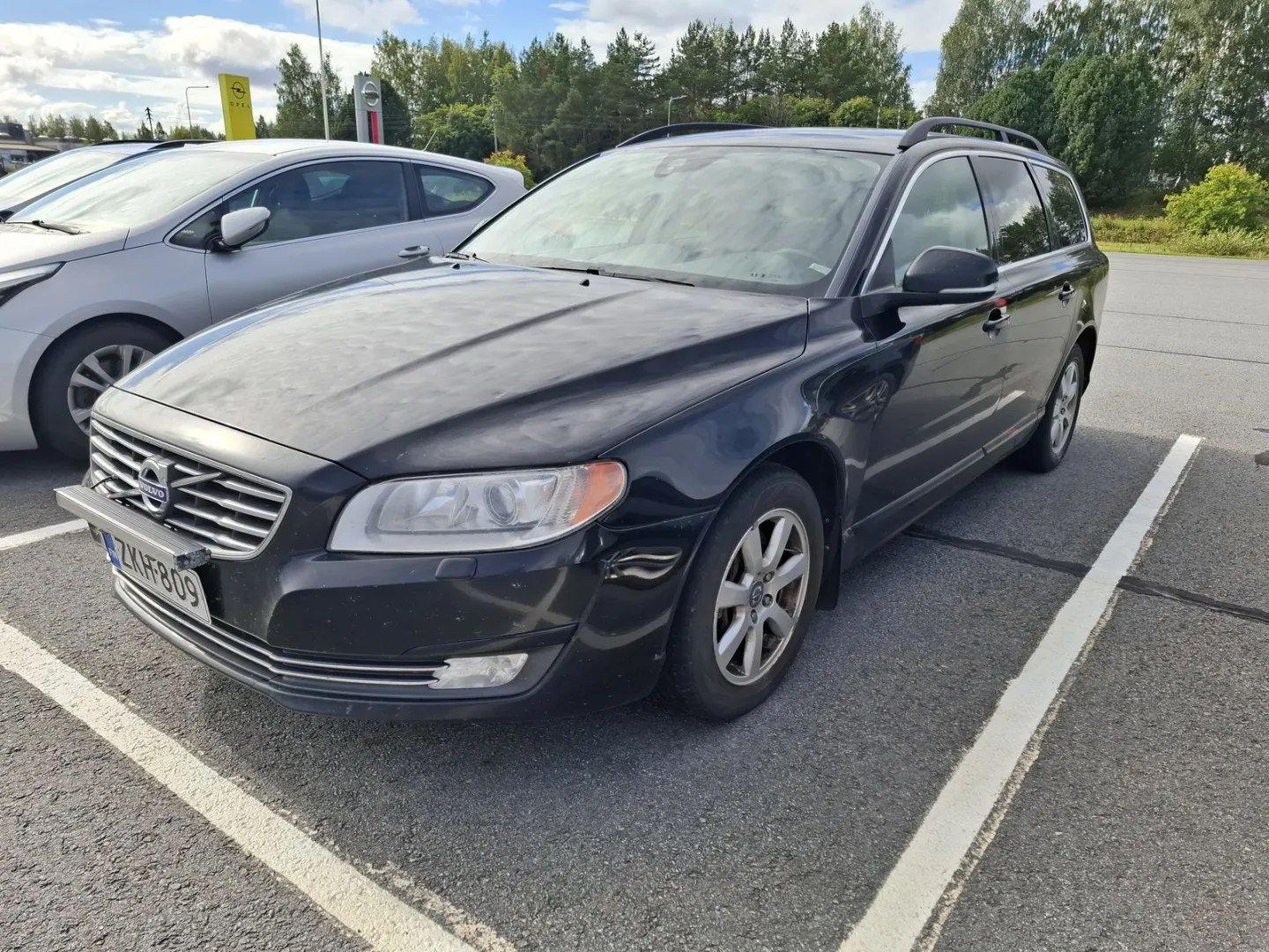 VOLVO V70 ZKH-809 carousel image