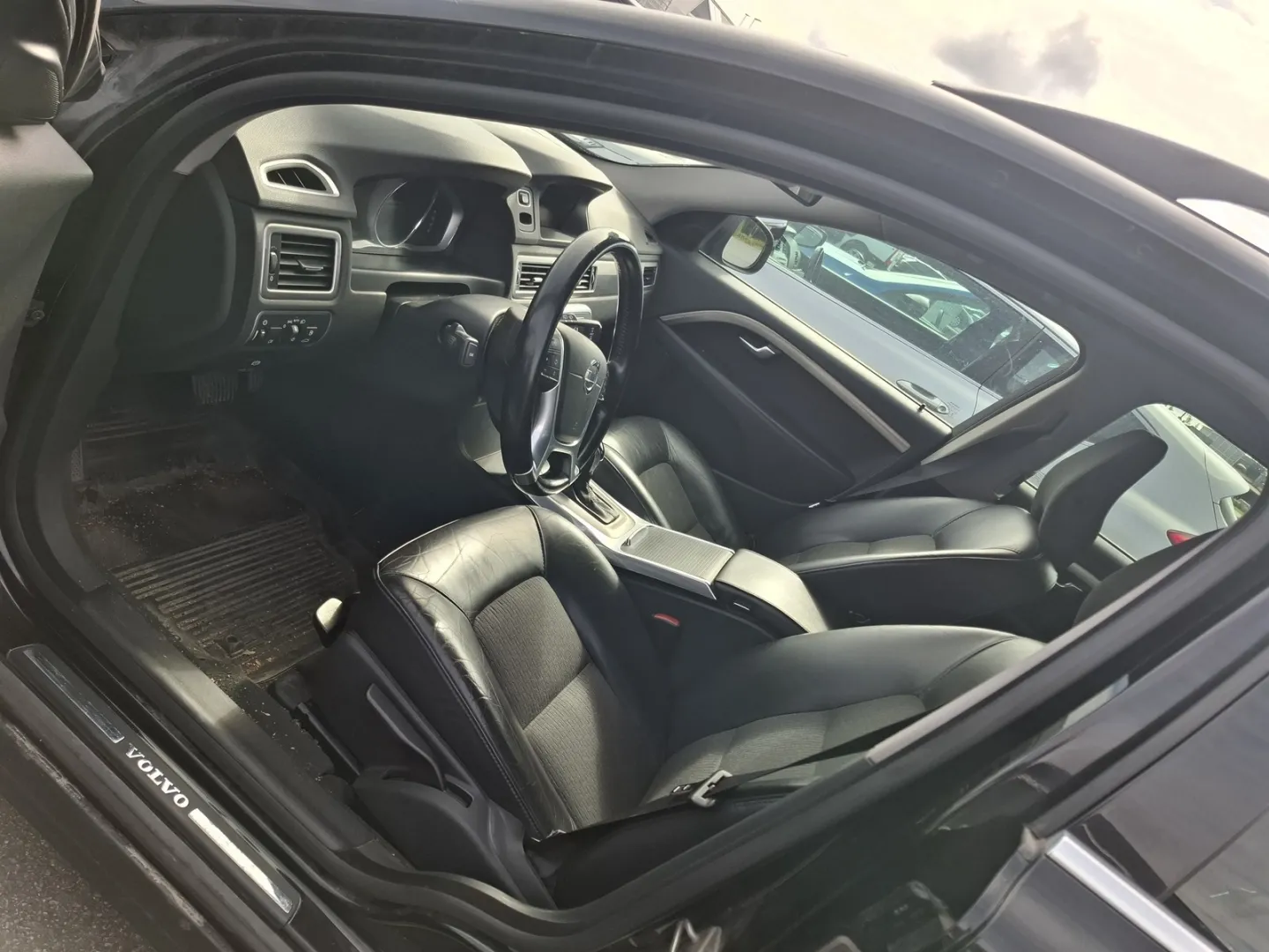 VOLVO V70 ZKH-809 carousel image