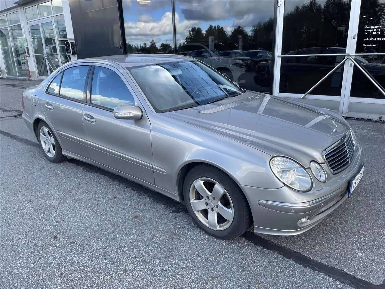 MERCEDES-BENZ E YKU-580 carousel image