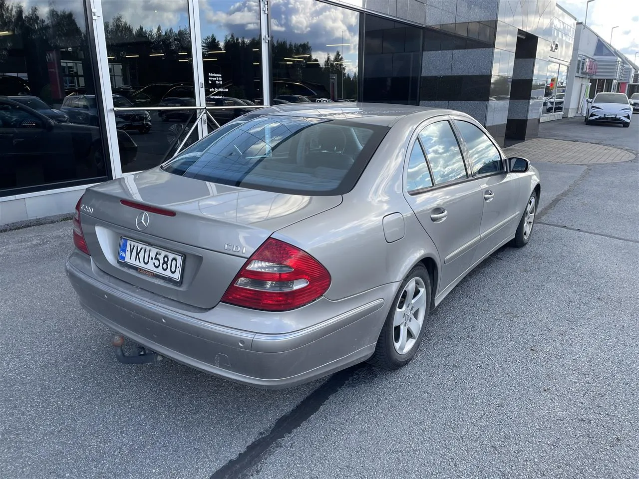 MERCEDES-BENZ E YKU-580 carousel image