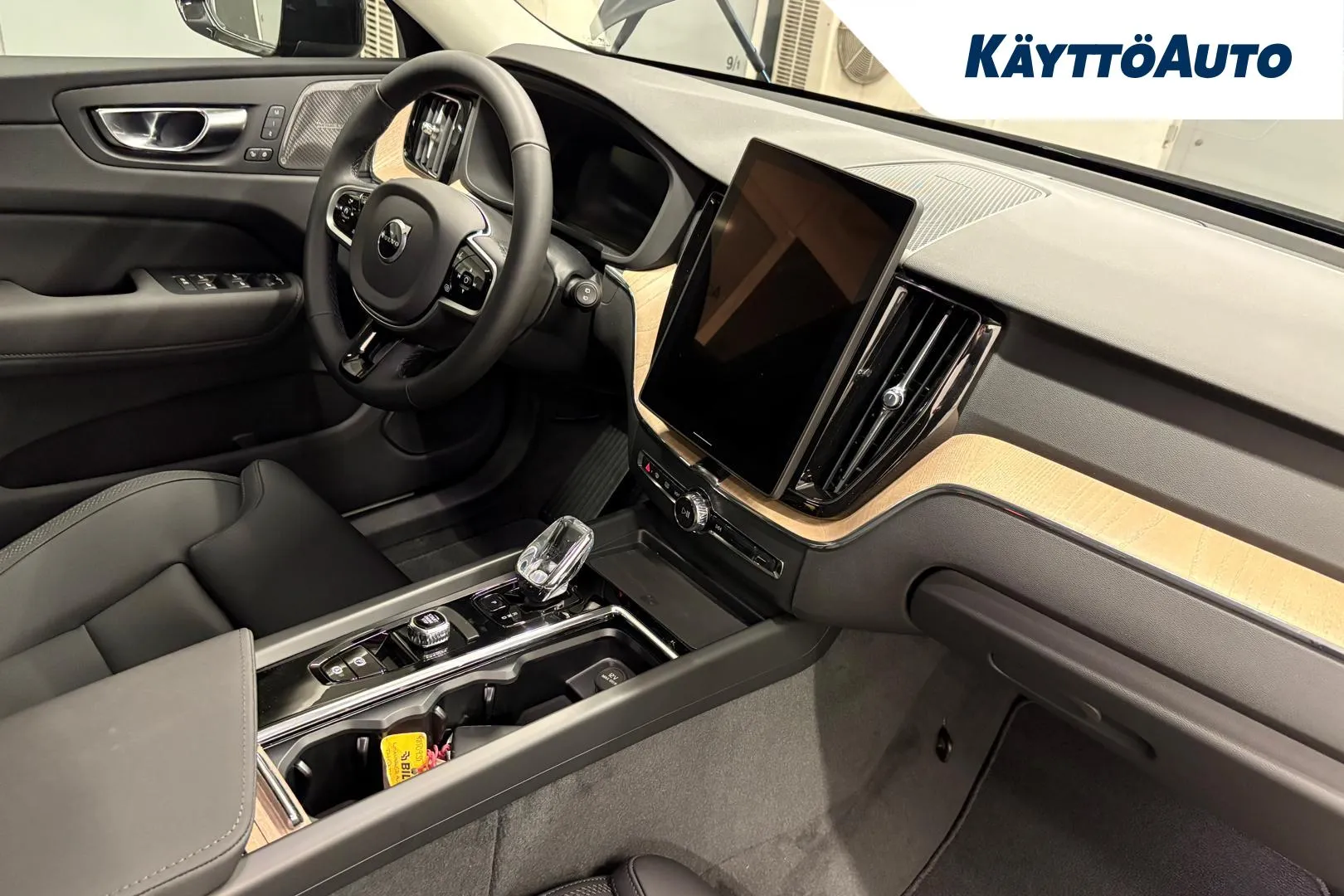 Volvo XC60 XTZ-270 carousel image
