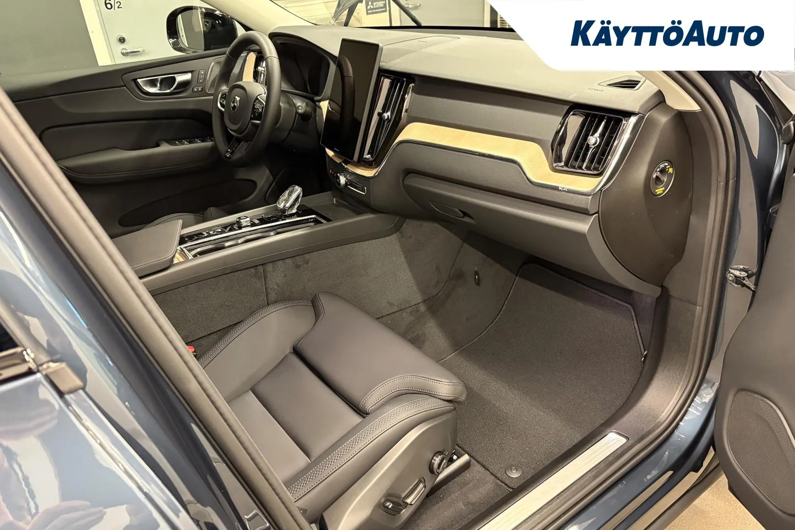 Volvo XC60 XTZ-270 carousel image