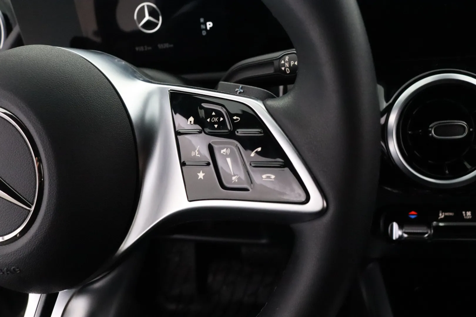 MERCEDES-BENZ GLA XTK-809 carousel image