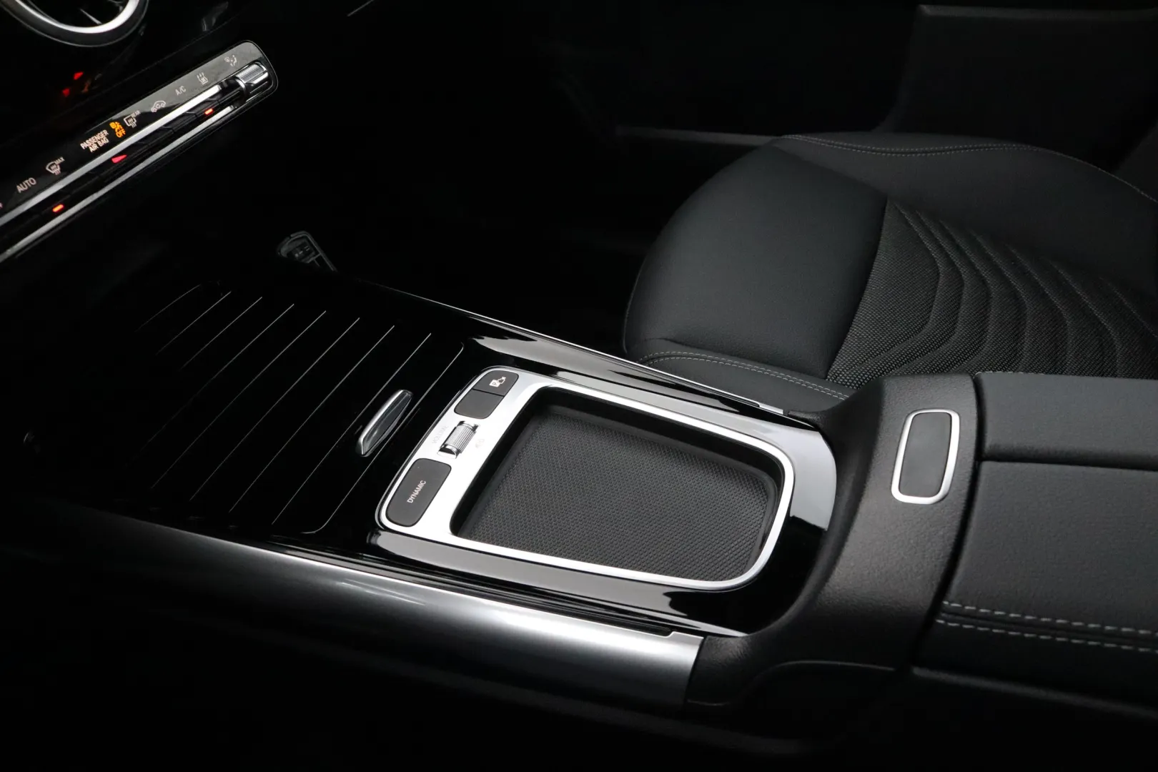 MERCEDES-BENZ GLA XTK-809 carousel image