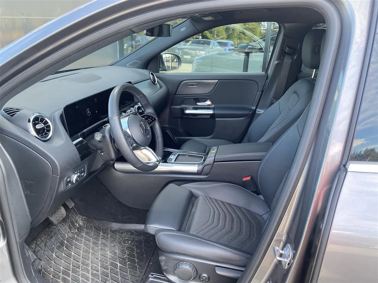 MERCEDES-BENZ GLA XTK-809 carousel image