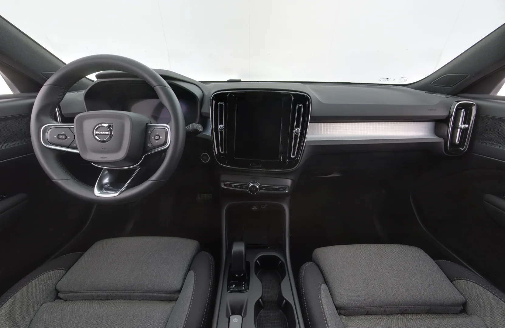 VOLVO XC40 CRU-379 carousel image