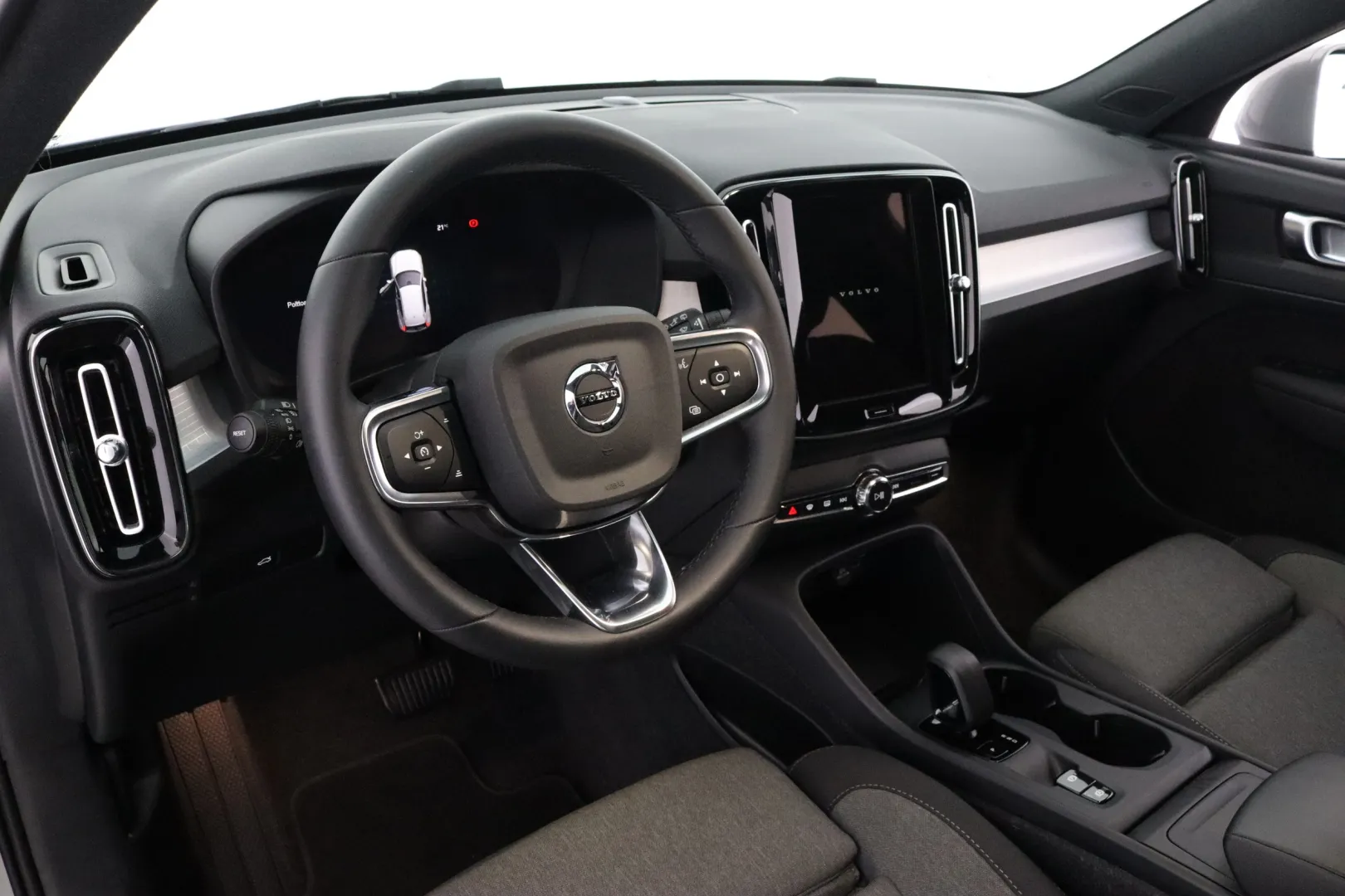 VOLVO XC40 CRU-379 carousel image