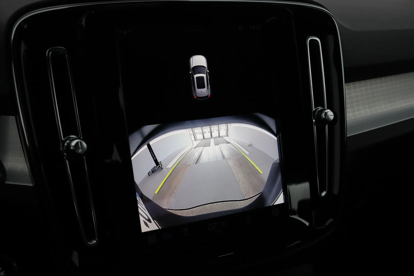 VOLVO XC40 CRU-379 carousel image