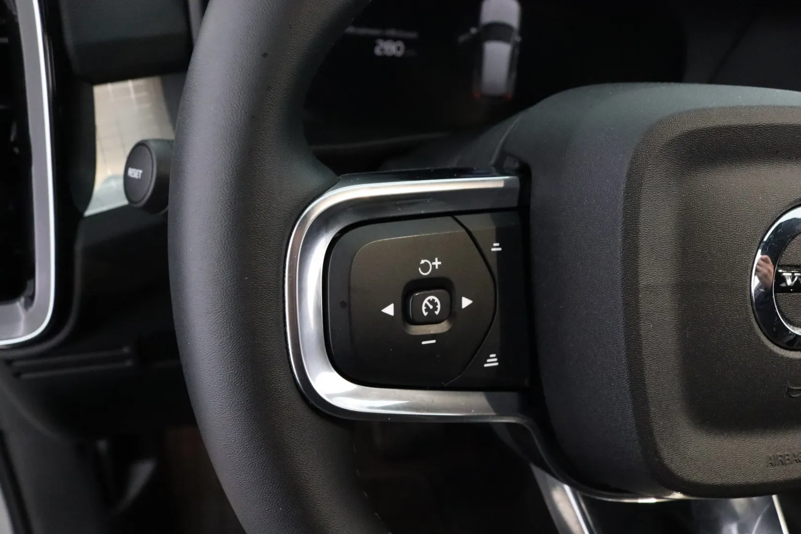 VOLVO XC40 CRU-379 carousel image