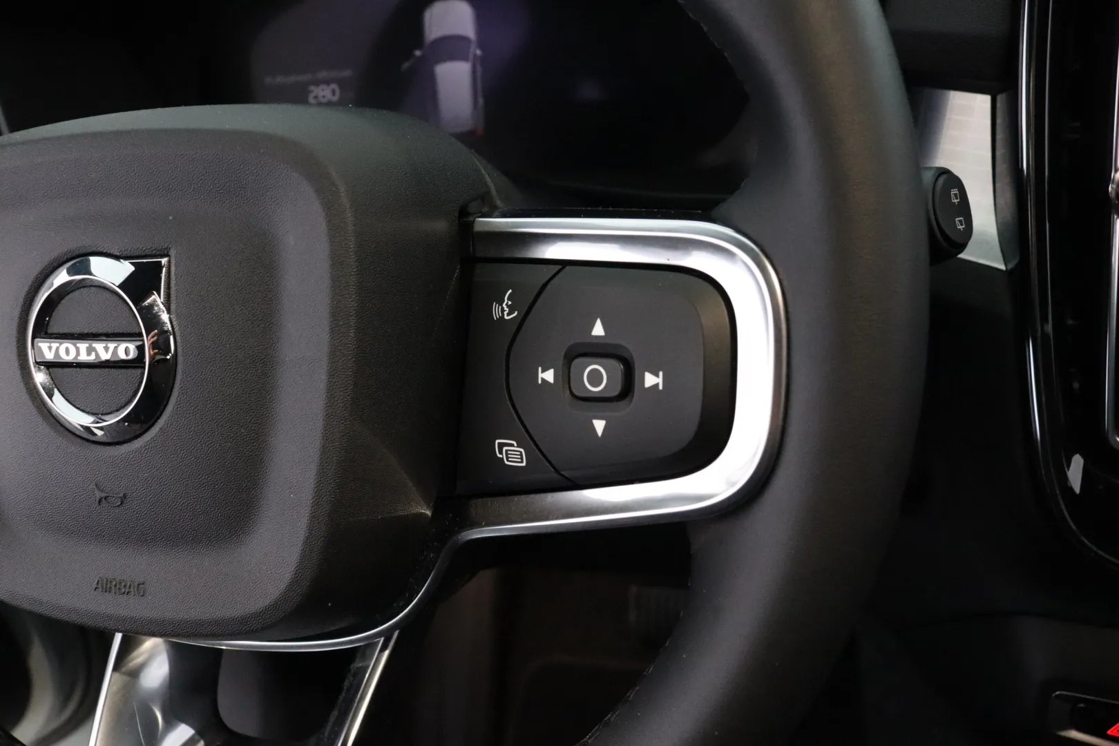 VOLVO XC40 CRU-379 carousel image