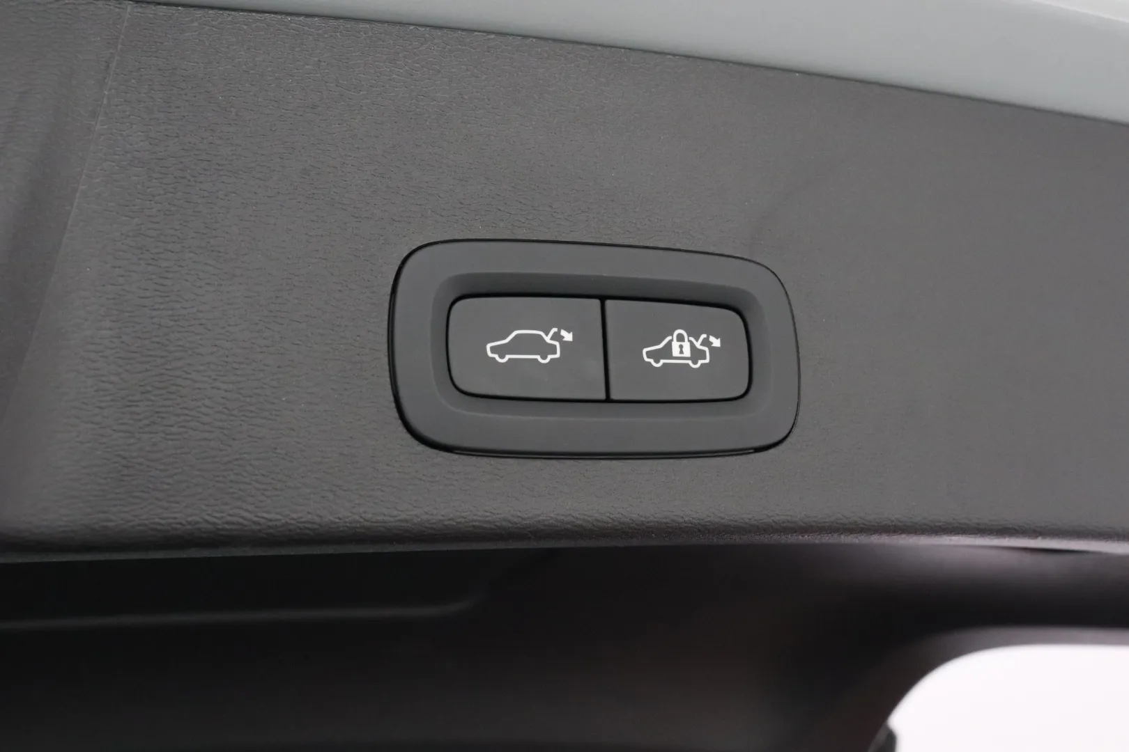 VOLVO XC40 CRU-379 carousel image