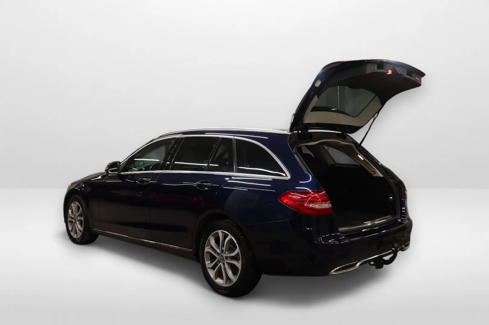 Mercedes-Benz C LRH-915 carousel image