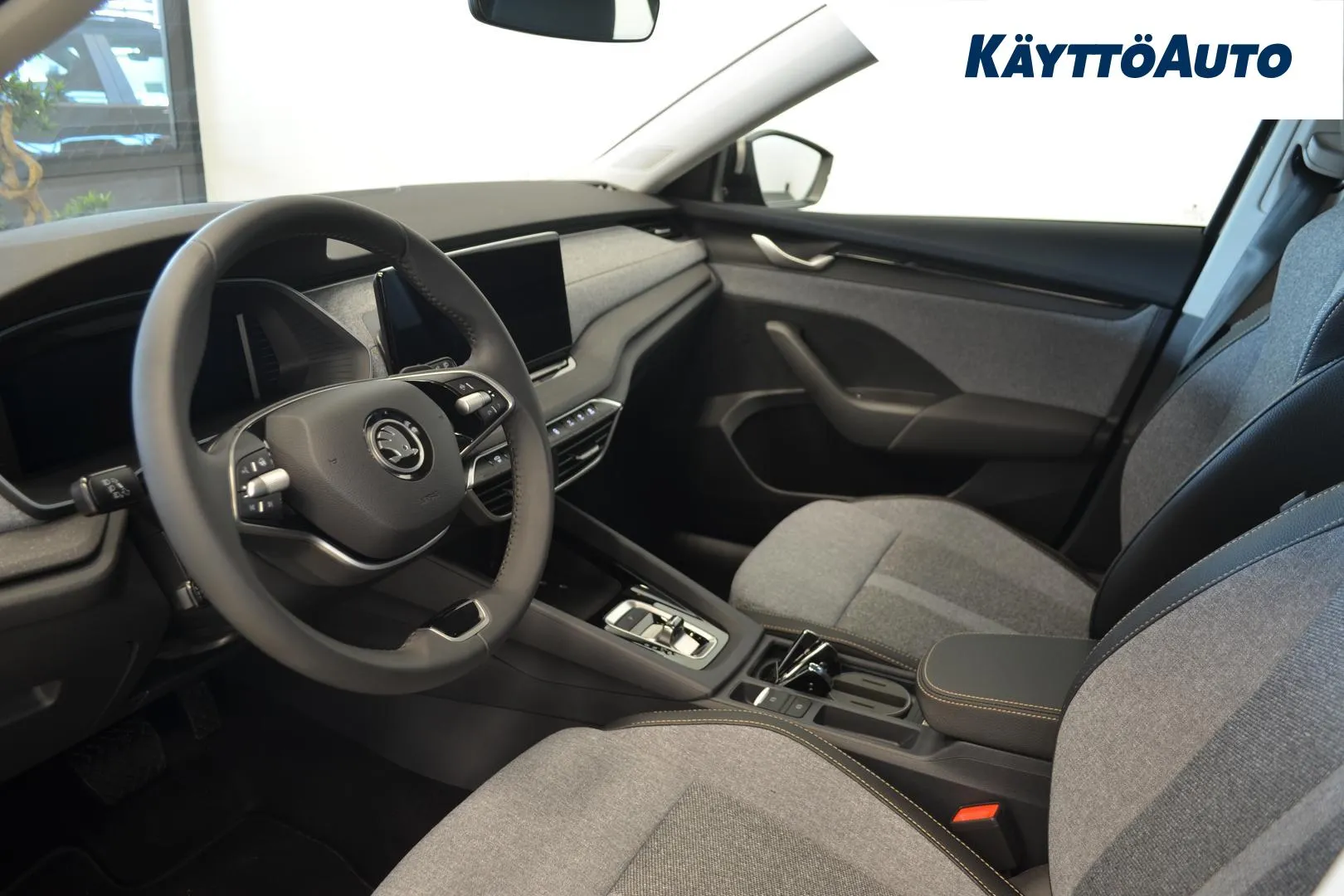 Skoda Octavia RXE-418 carousel image