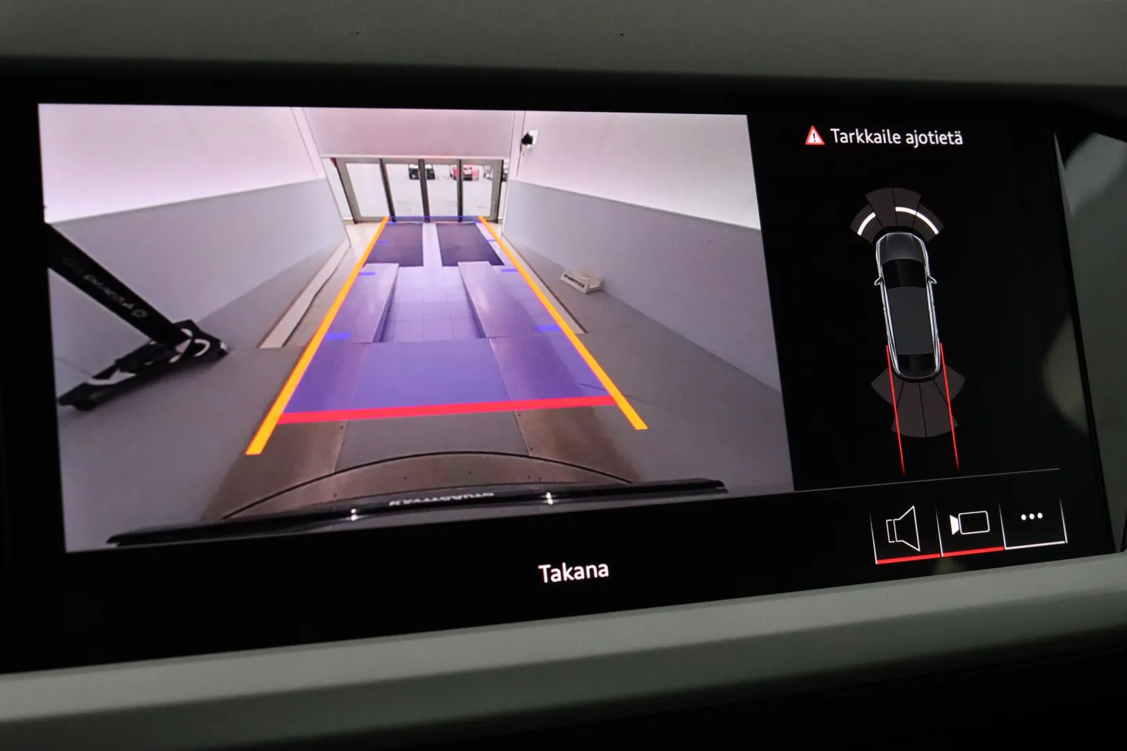 Audi Q4 e-tron SZK-932 carousel image