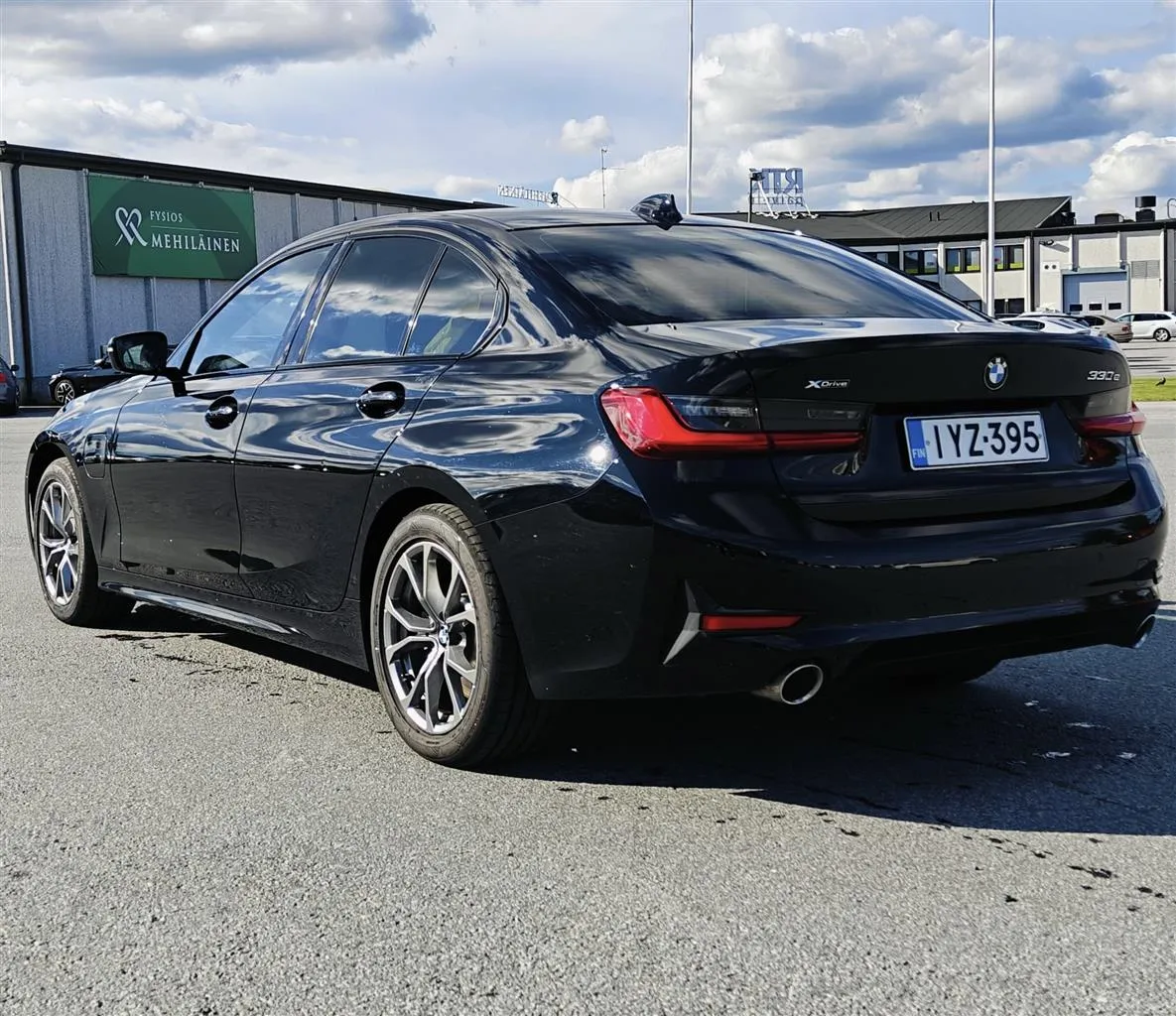 BMW 330 IYZ-395 carousel image
