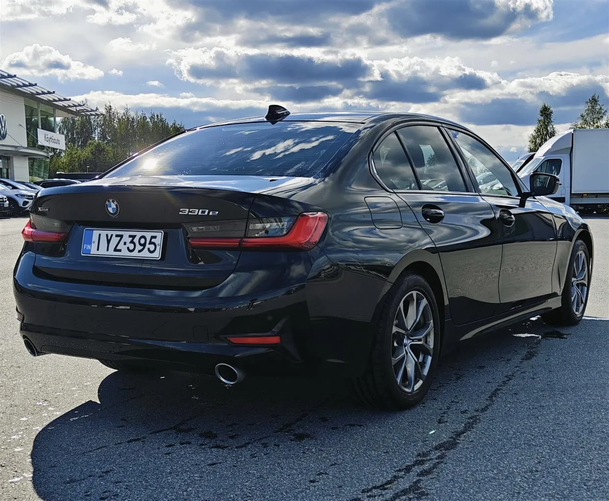 BMW 330 IYZ-395 carousel image