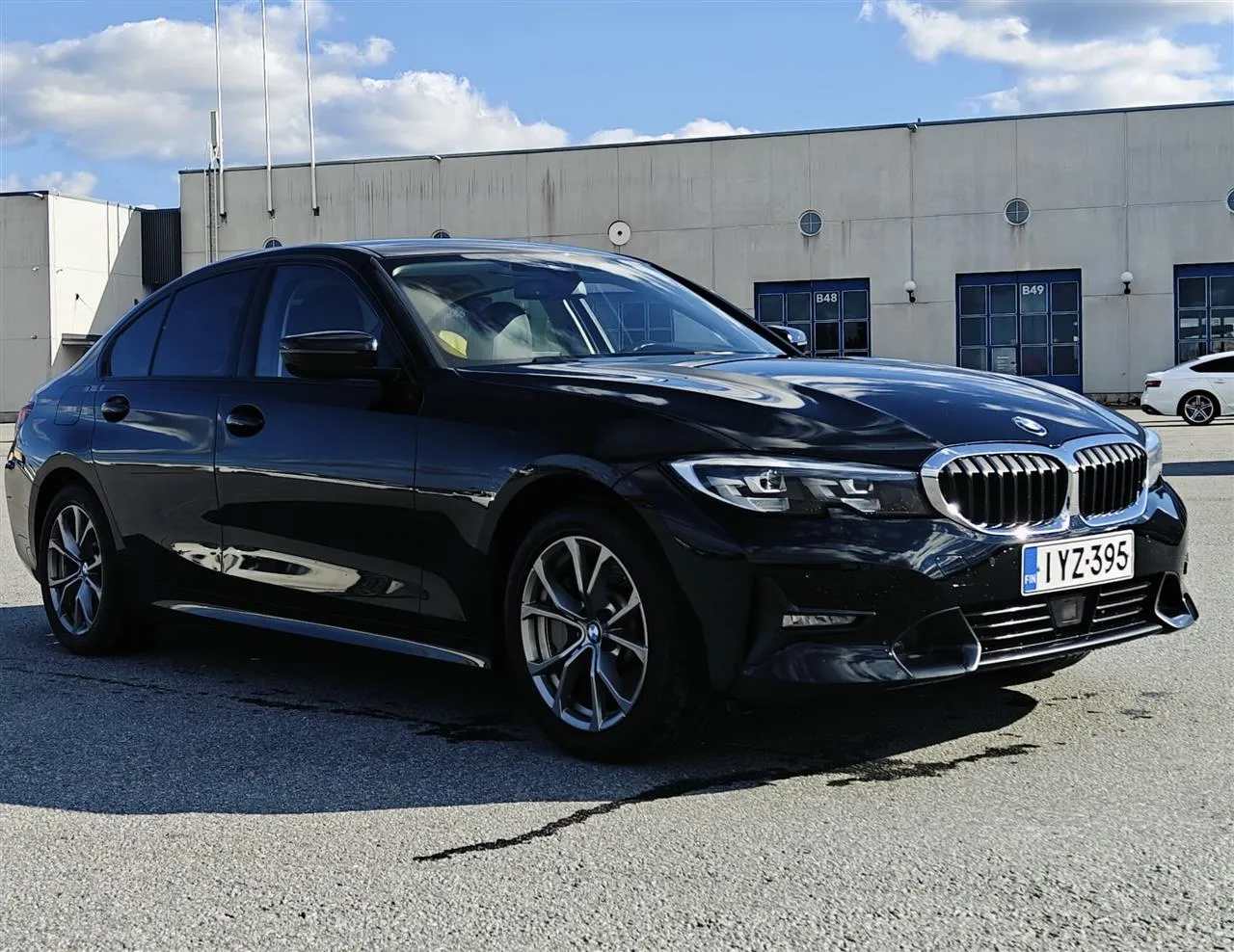 BMW 330 IYZ-395 carousel image