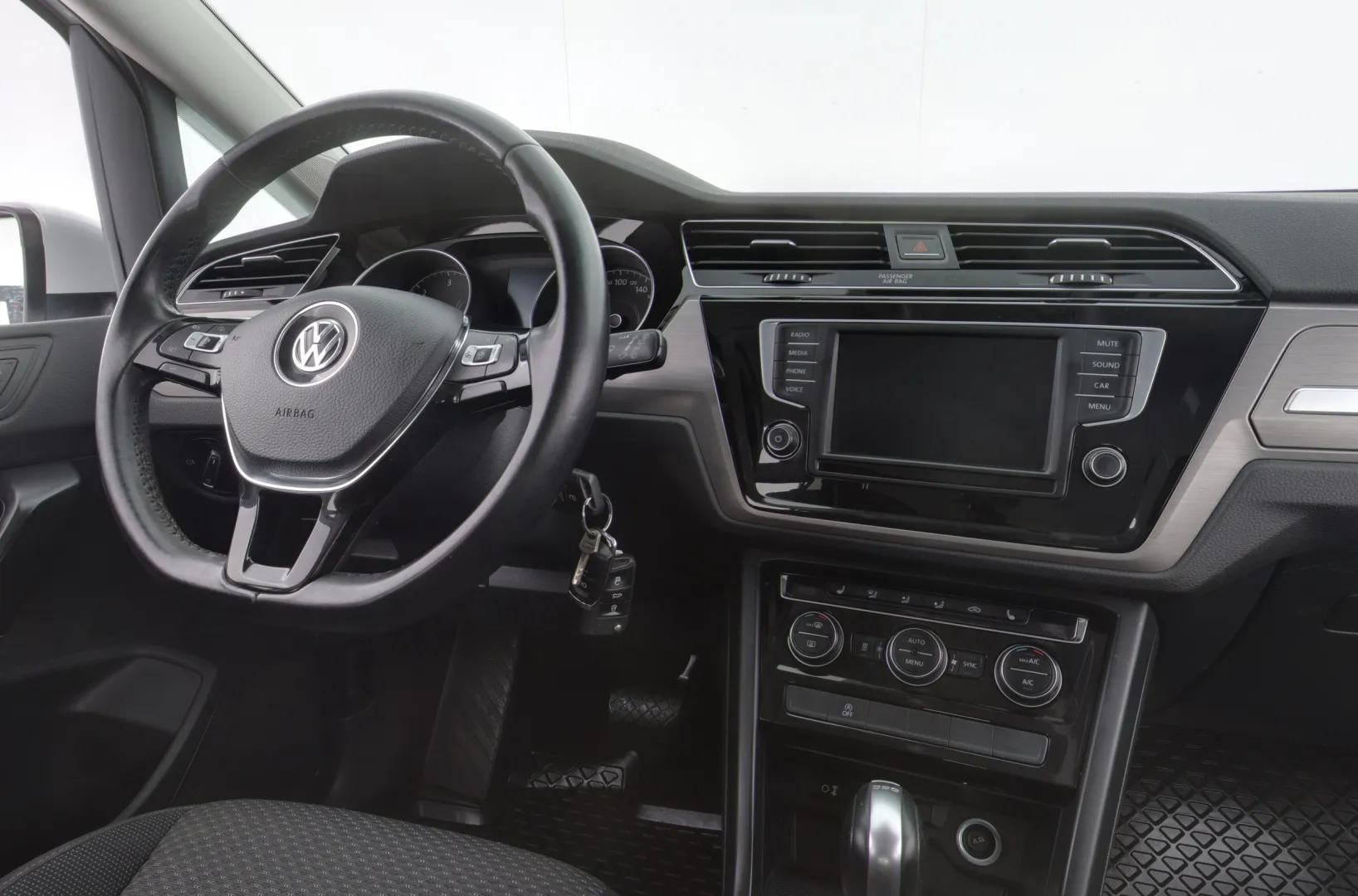 VOLKSWAGEN Touran GNV-483 carousel image