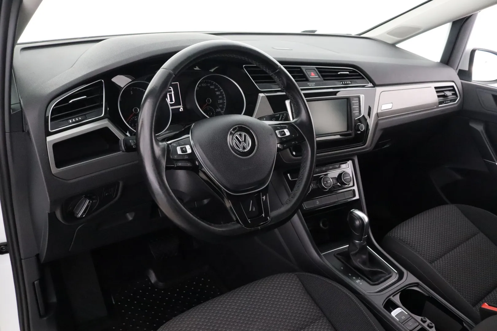 VOLKSWAGEN Touran GNV-483 carousel image