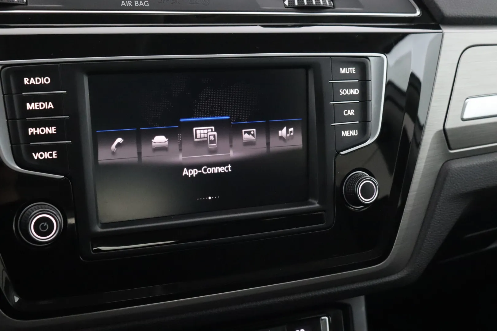 VOLKSWAGEN Touran GNV-483 carousel image