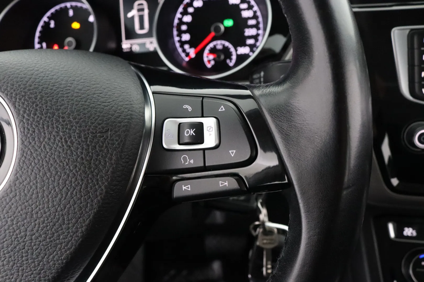 VOLKSWAGEN Touran GNV-483 carousel image