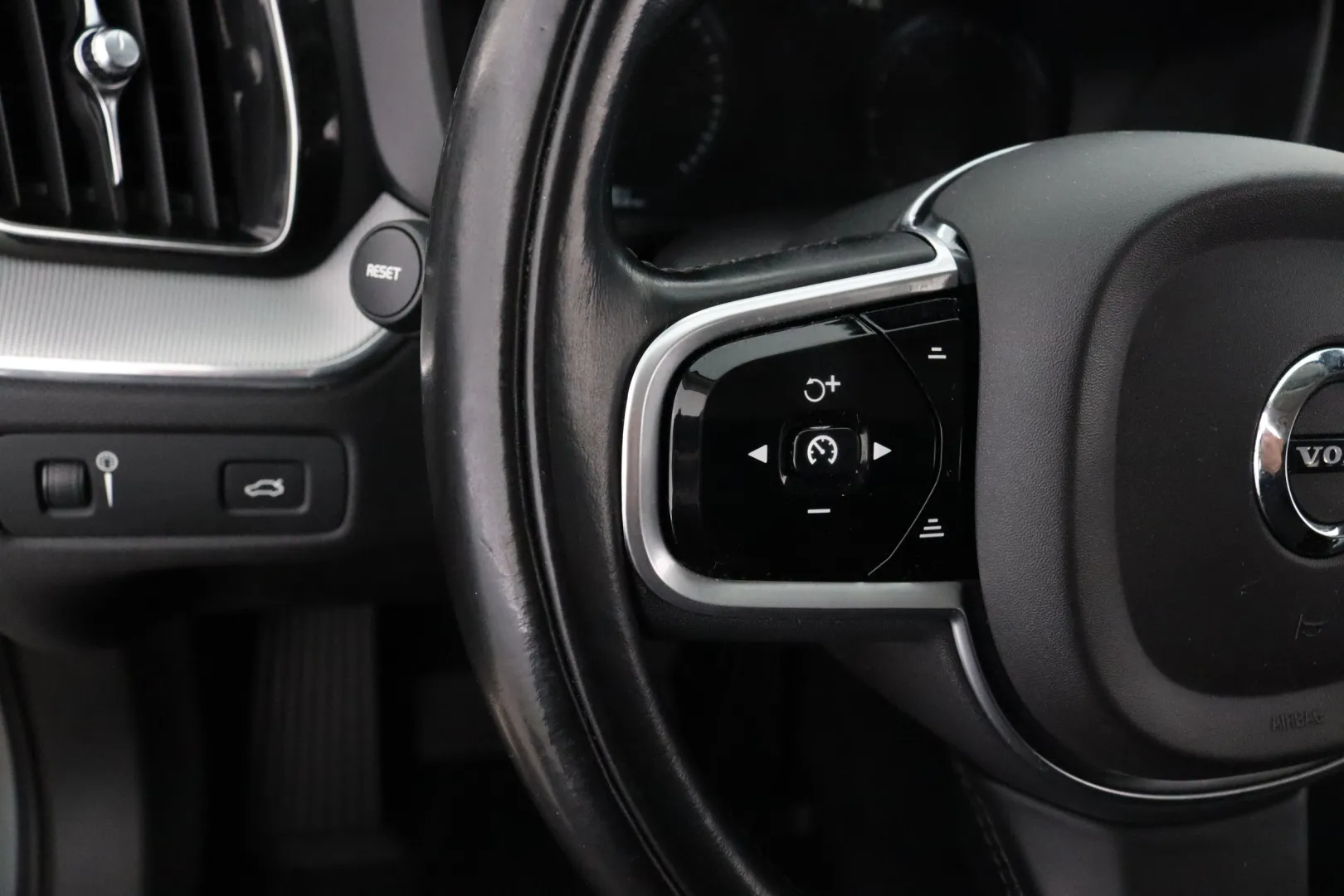 Volvo XC60 JKT-469 carousel image