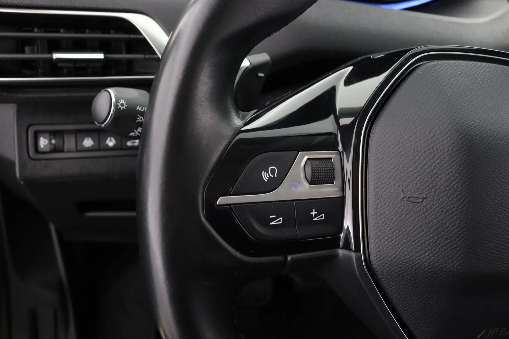 PEUGEOT 5008 XXK-870 carousel image