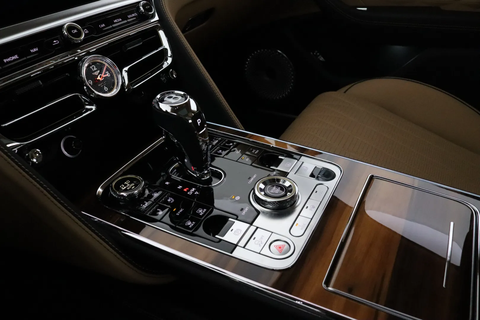 BENTLEY Flying Spur NNL-152 carousel image