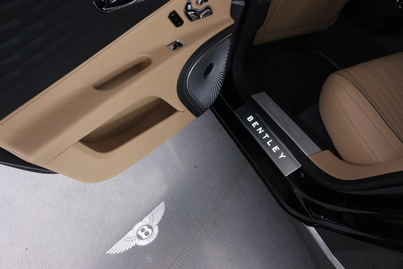 BENTLEY Flying Spur NNL-152 carousel image