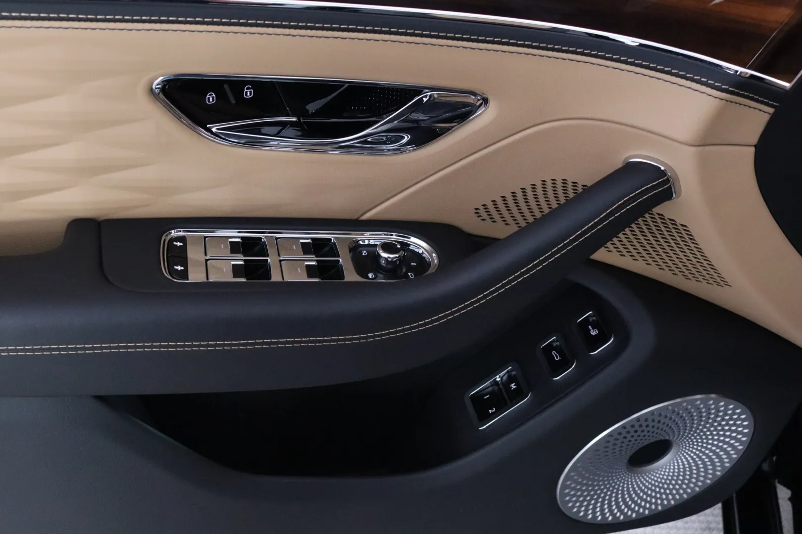BENTLEY Flying Spur NNL-152 carousel image