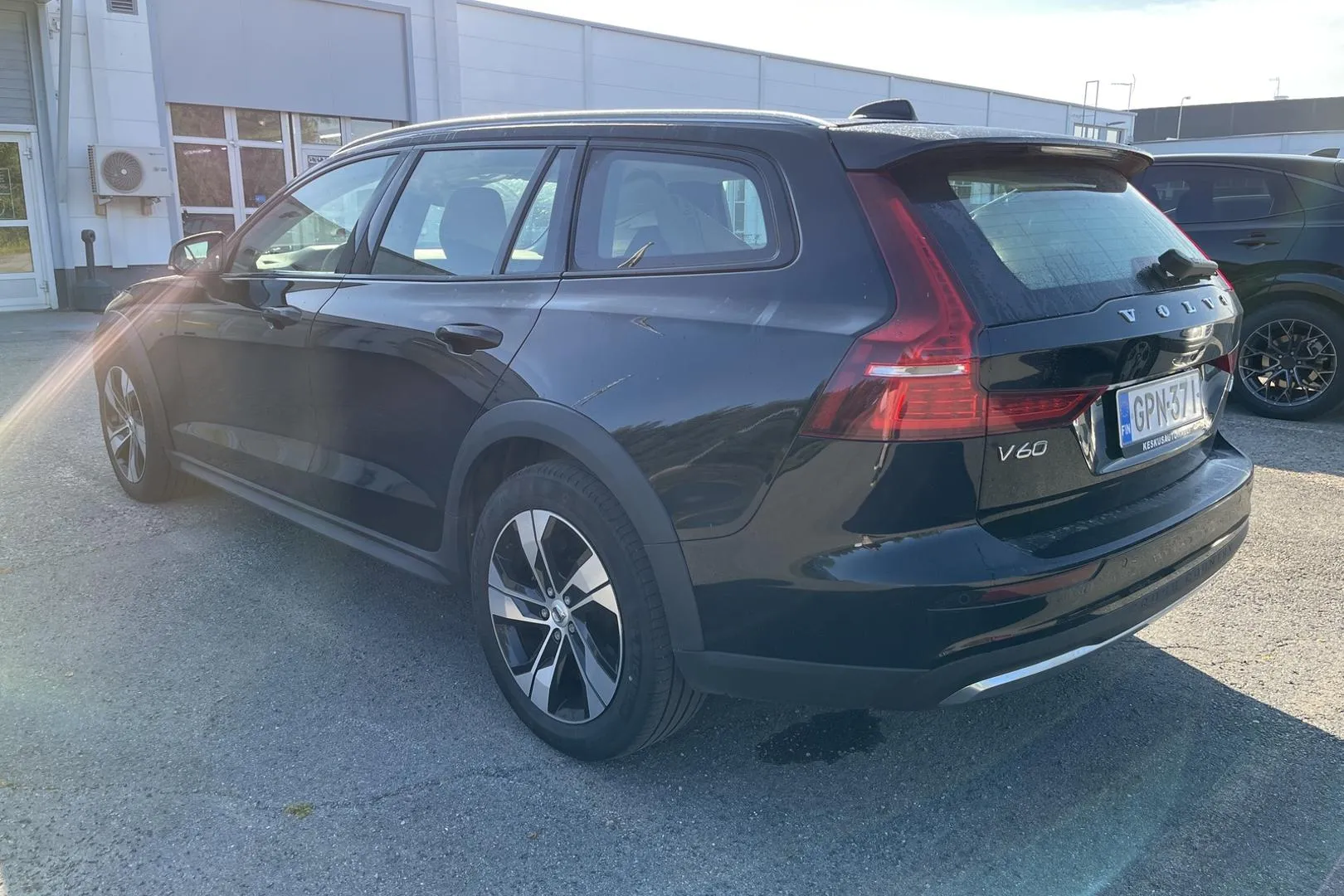 Volvo V60 Cross Country GPN-371 carousel image