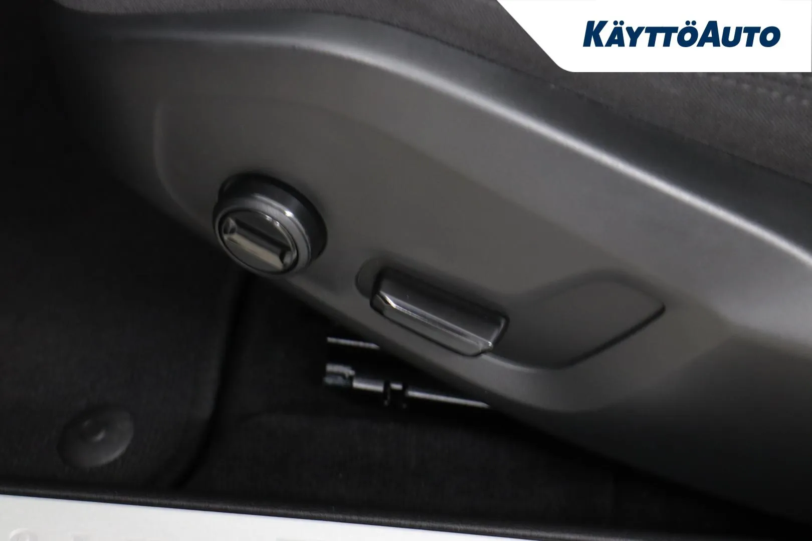 Volvo V60 Cross Country GPN-371 carousel image