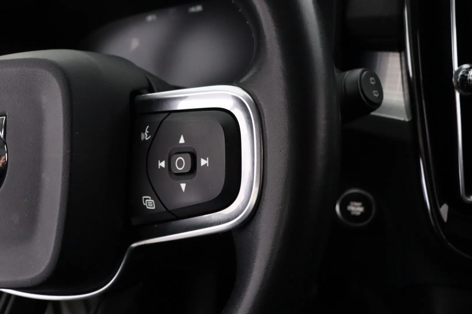 VOLVO XC40 FNP-495 carousel image