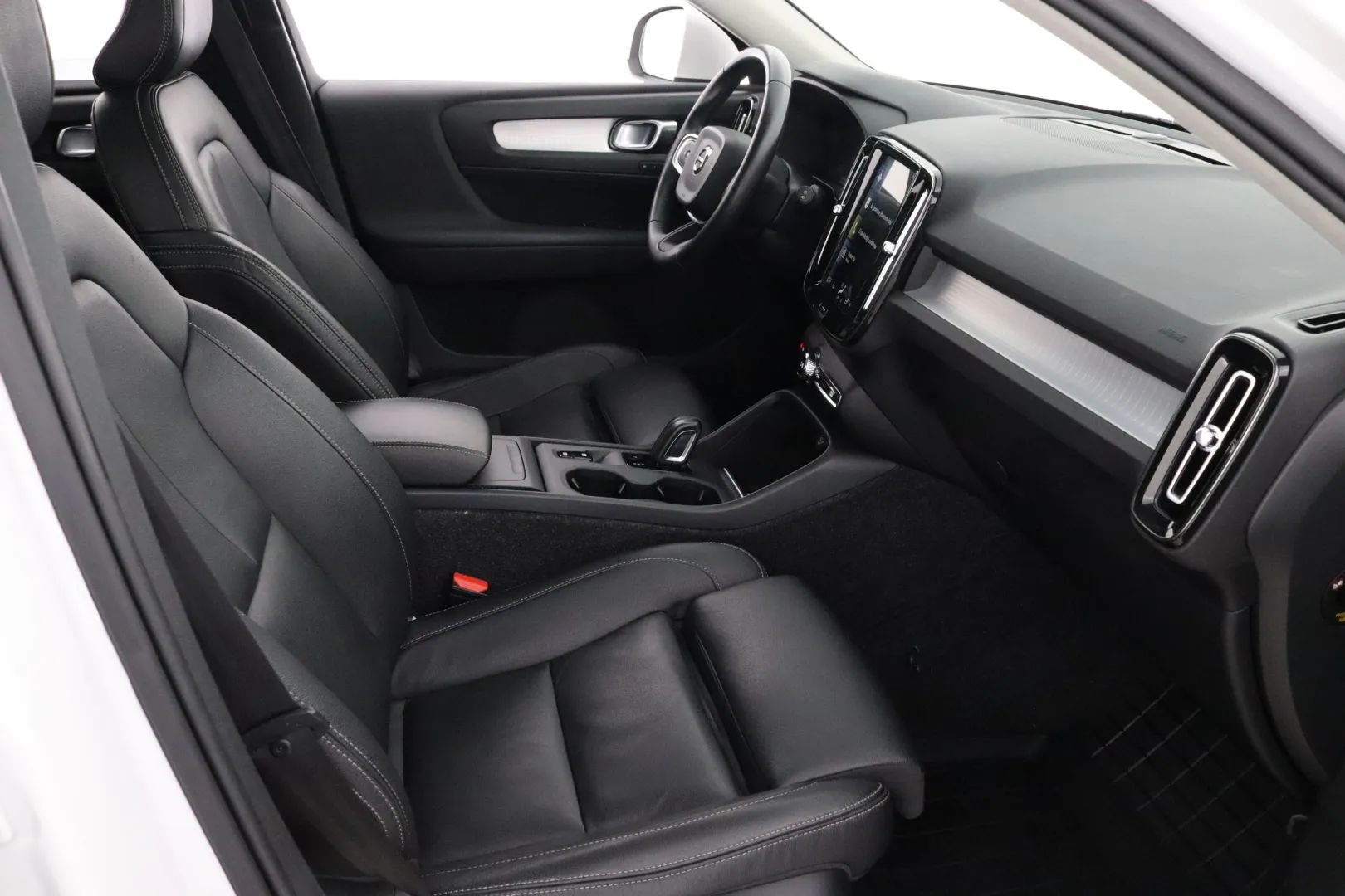 VOLVO XC40 FNP-495 carousel image