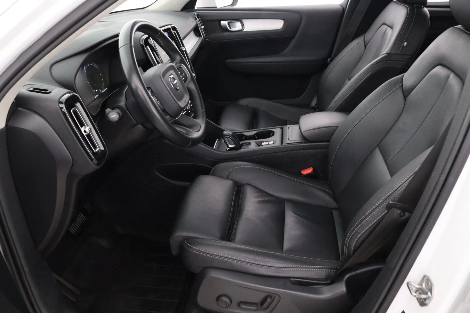 VOLVO XC40 FNP-495 carousel image