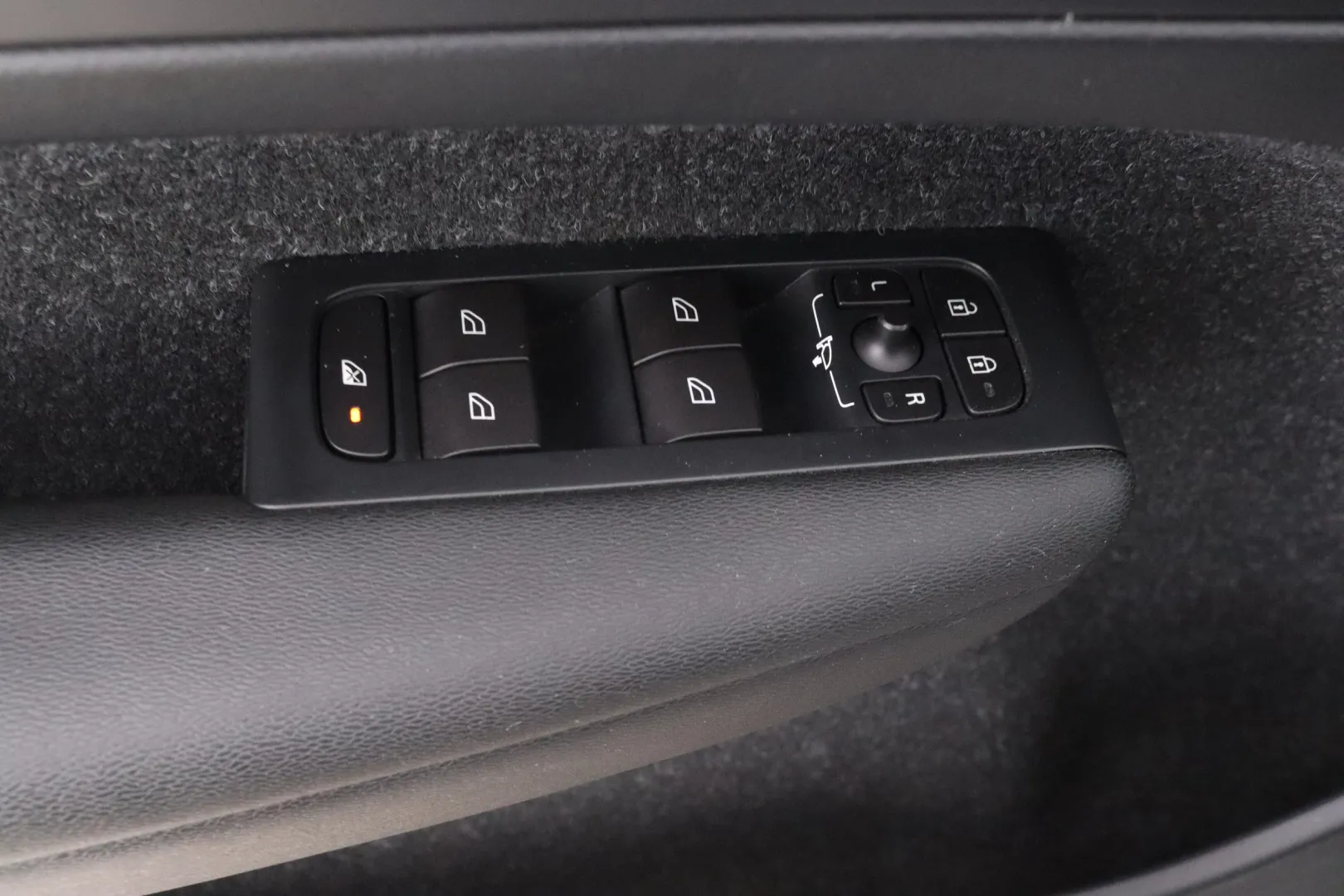 VOLVO XC40 FNP-495 carousel image