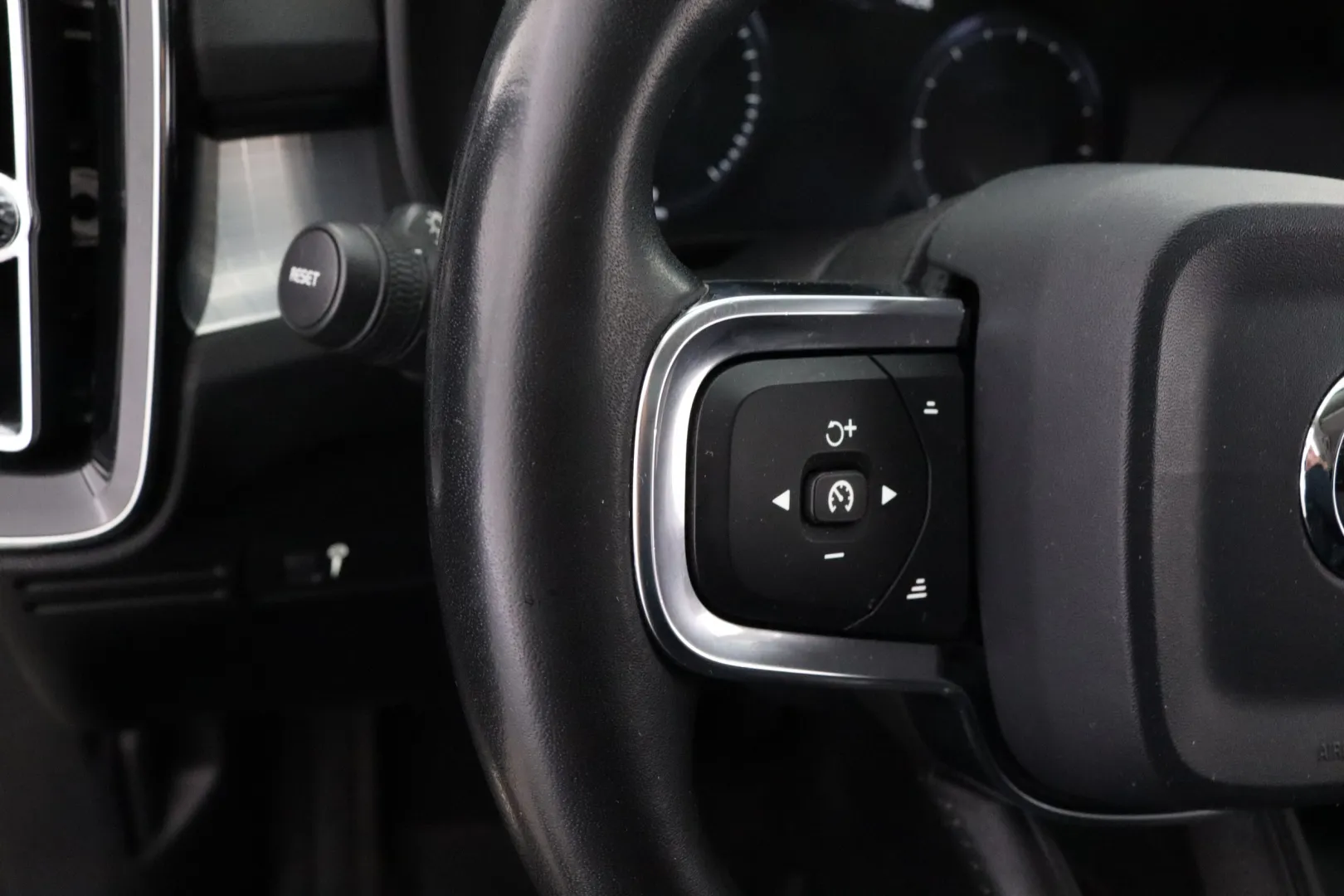 VOLVO XC40 FNP-495 carousel image