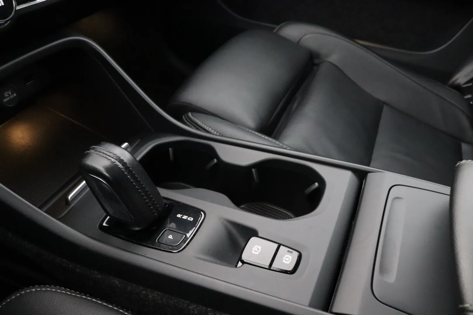 VOLVO XC40 FNP-495 carousel image