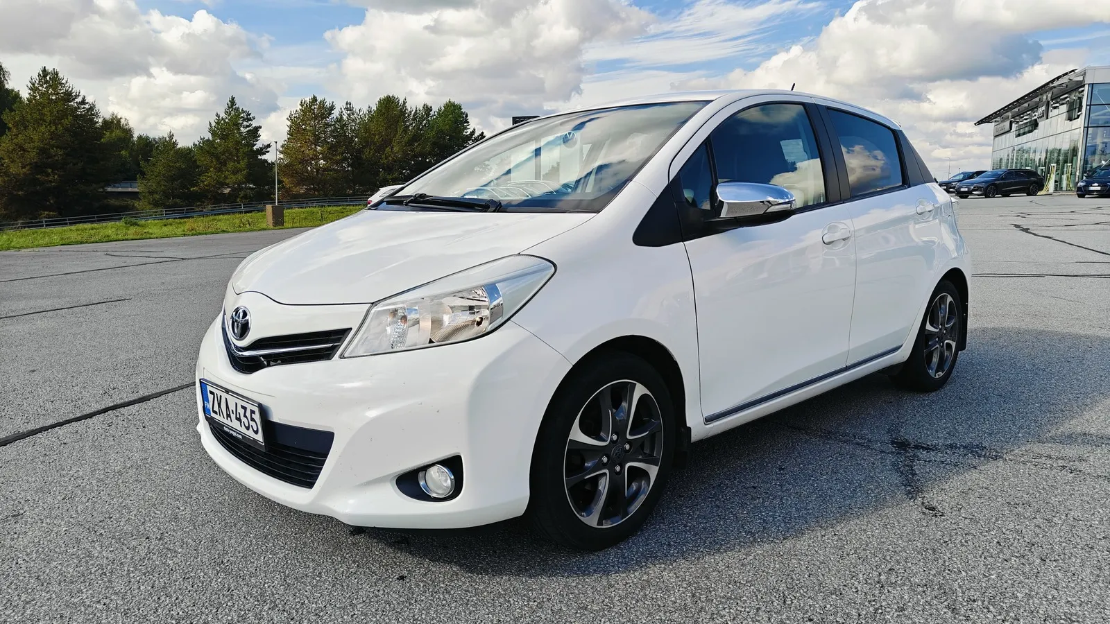 Toyota Yaris ZKA-435 carousel image