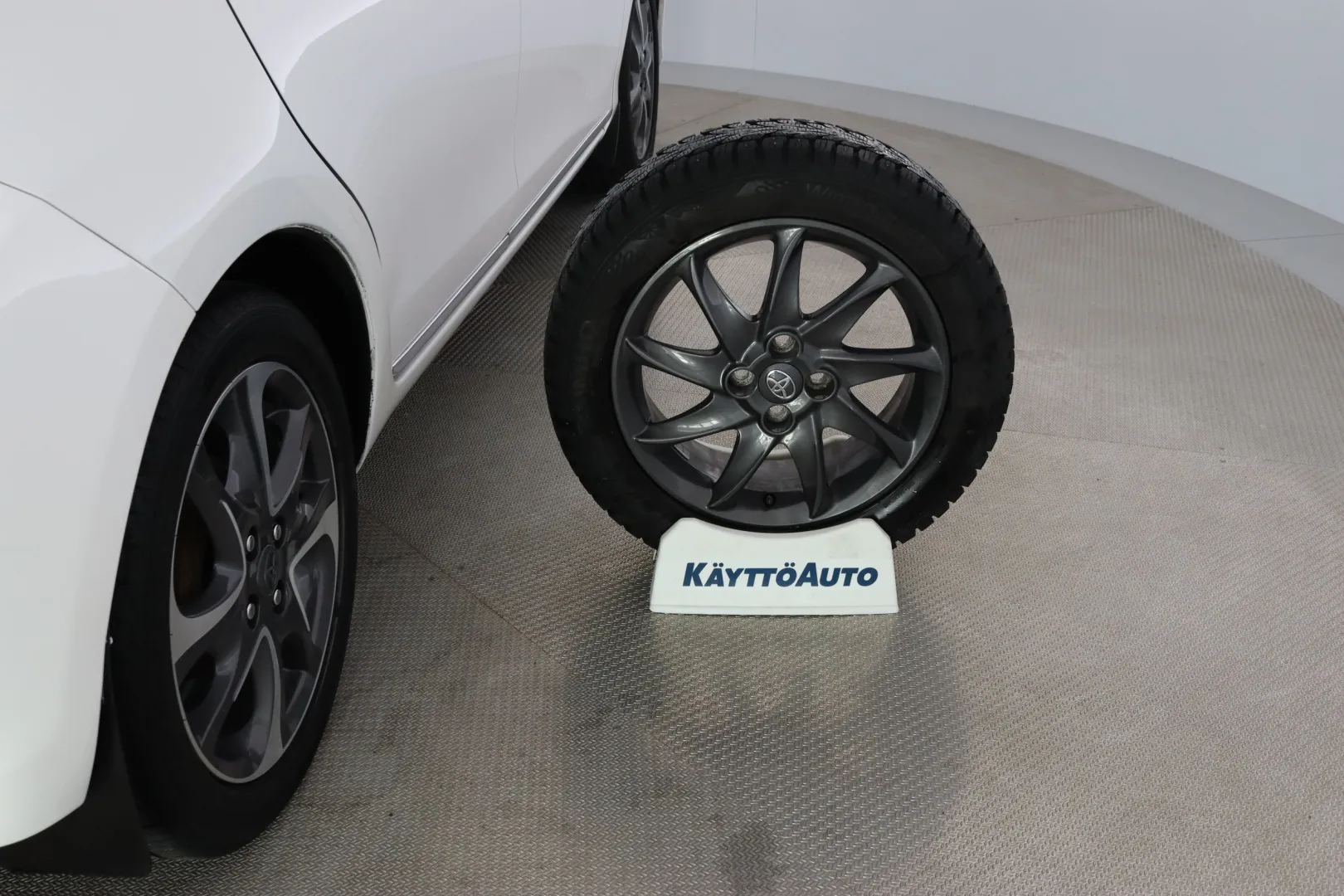 TOYOTA Yaris ZKA-435 carousel image