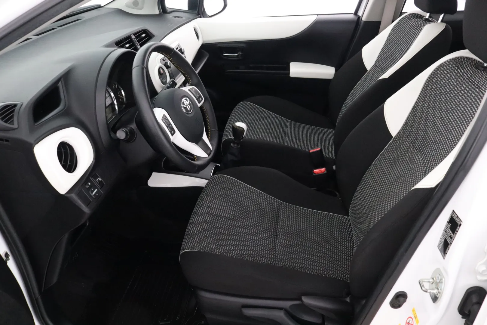 TOYOTA Yaris ZKA-435 carousel image