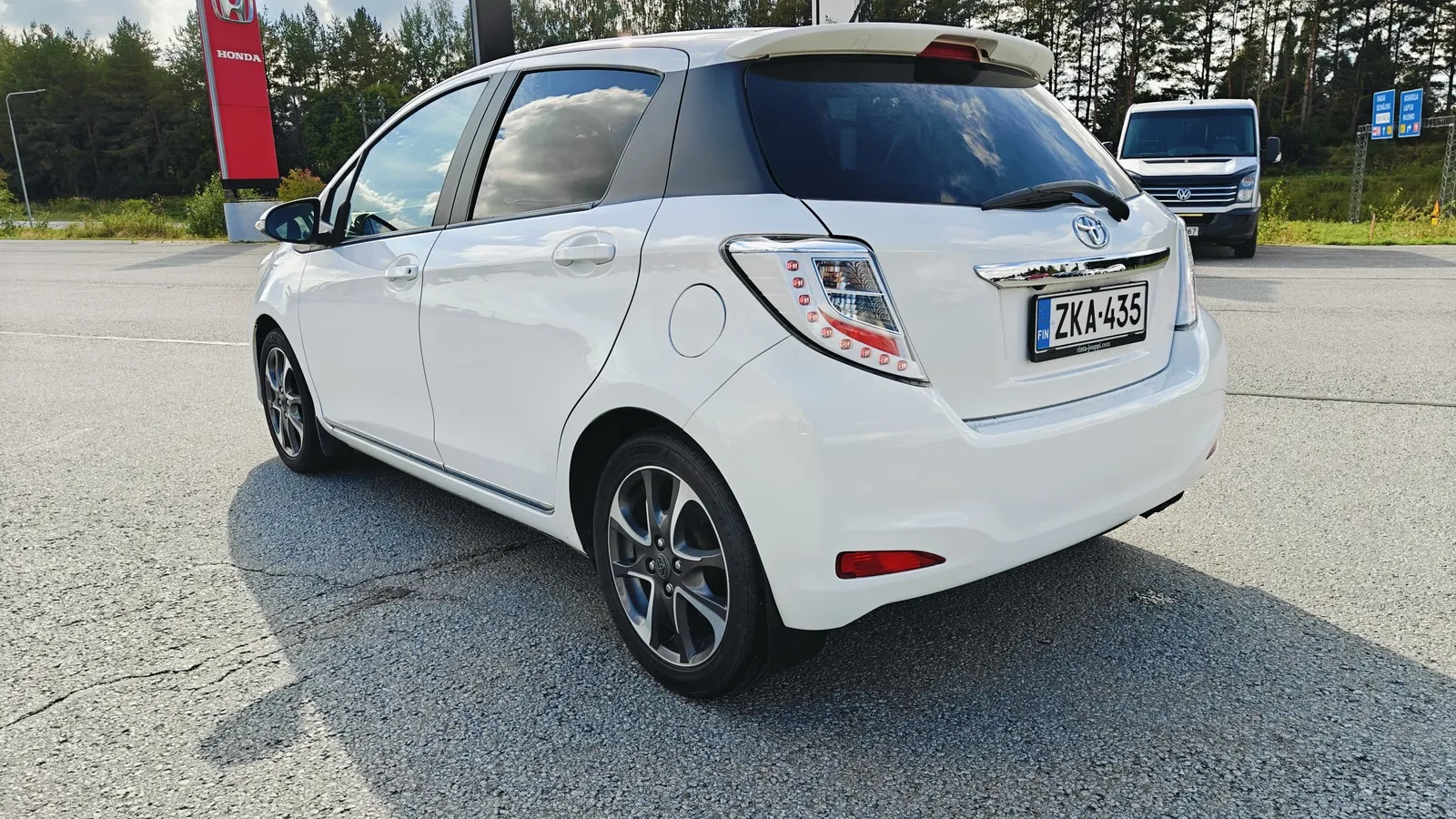 Toyota Yaris ZKA-435 carousel image