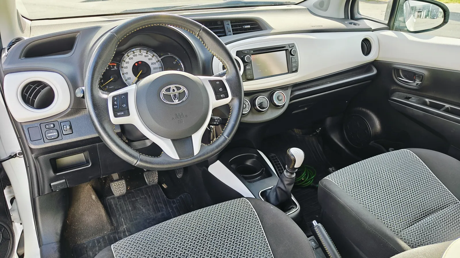 Toyota Yaris ZKA-435 carousel image