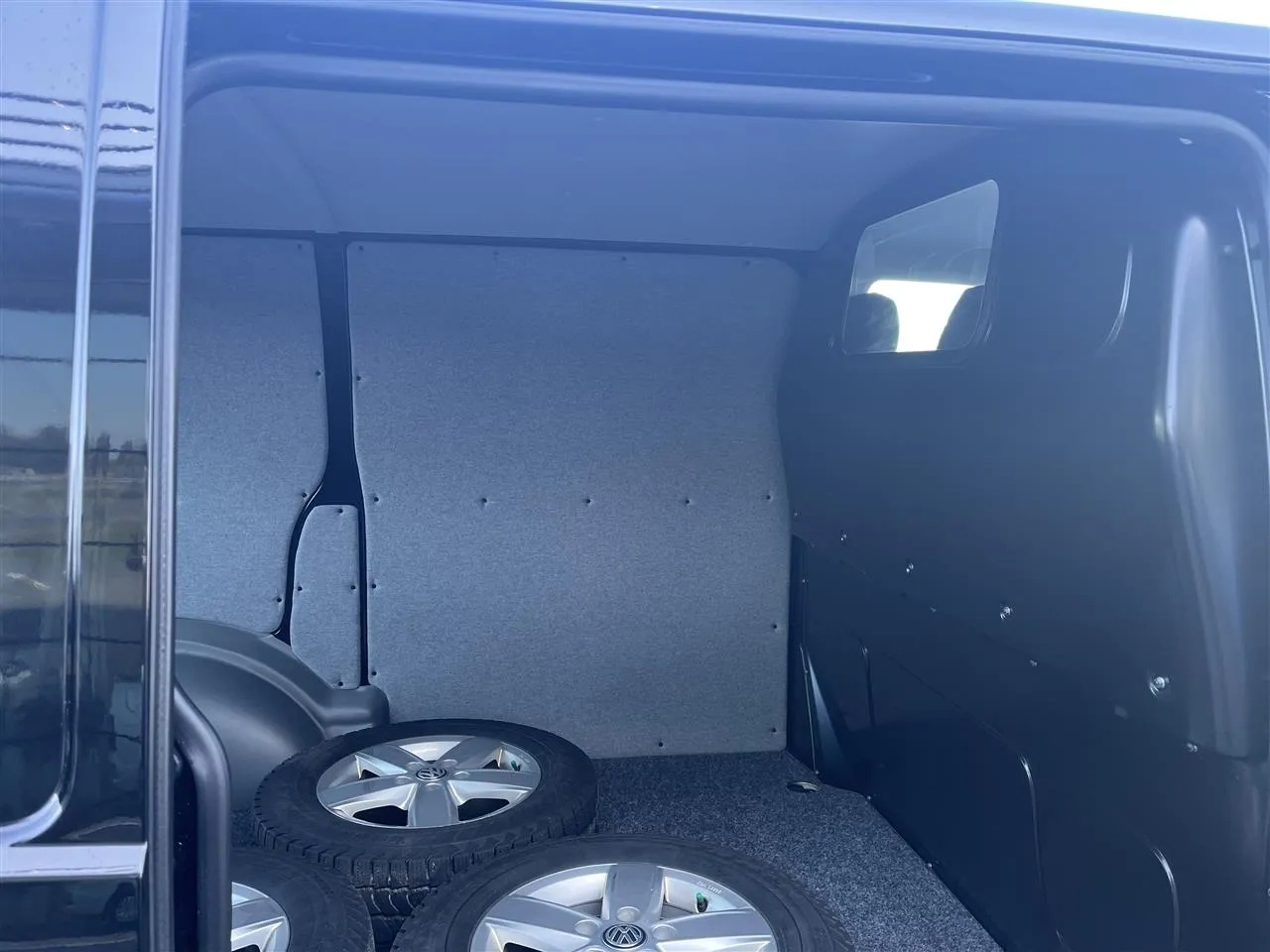VOLKSWAGEN Transporter FNN-709 carousel image